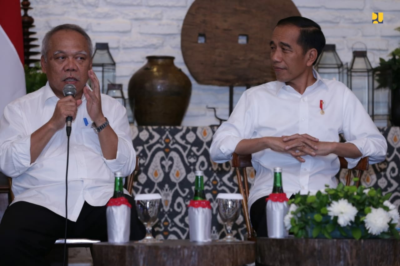 Presiden Joko Widodo (Jokowi) dan Menteri Basuki dalam diskusi Forum A1 bertajuk "Makmur dan Terhubung Berkat Infrastruktur" yang digelar di Jakarta, Kamis 14 November 2019. (Foto: Kementerian PUPR)