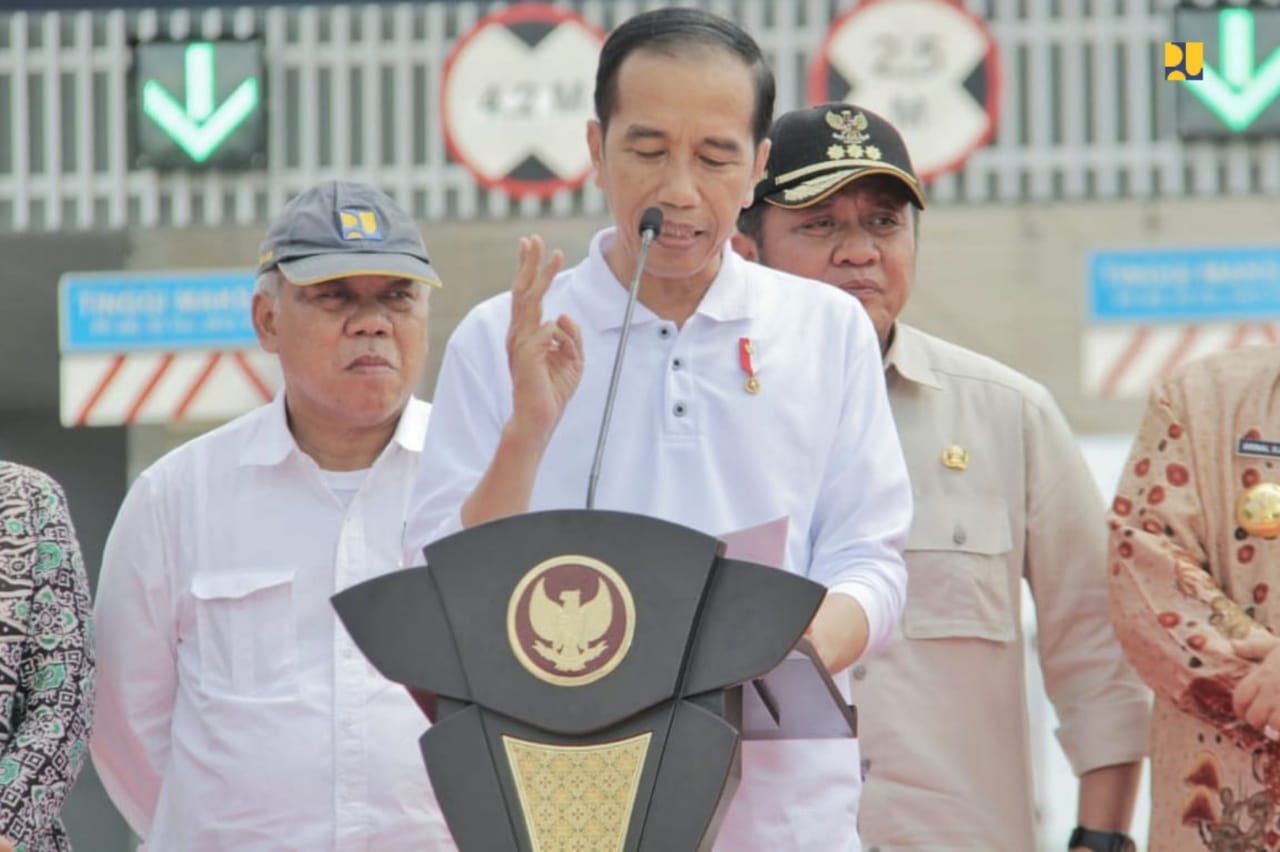 Presiden Jokowi saat meresmikan Jalan Tol Terbanggi Besar-Pematang Panggang-Kayu Agung sepanjang 189 Km di Gerbang Tol (GT) Simpang Pematang KM 240, Jumat 15 November 2019. (Foto: Kementerian PUPR)