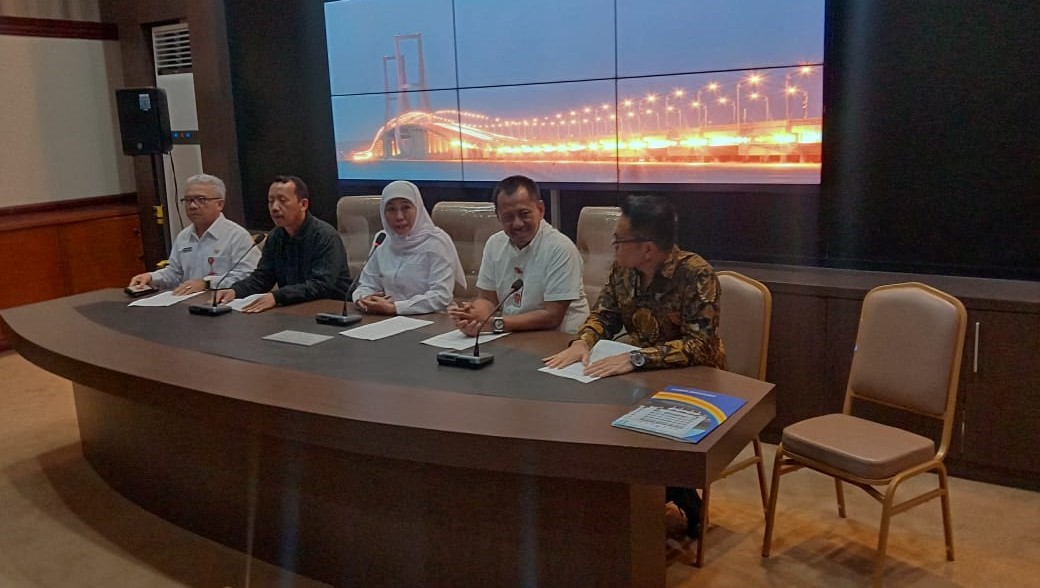 Gubernur Jawa Timur Khofifah Indar Parawansa (tengah) saat memimpin pengumuman besaran UMK 2020 di kantornya Jalan Pahlawan, Surabaya, Rabu, 20 November 2019. (Foto: Faiq/Ngopibareng.id)