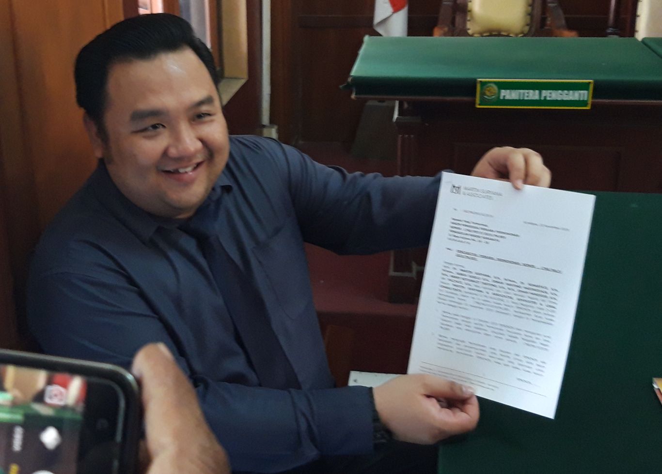 Irwan Santoso, mencabut permohonan ganti kelamin di Pengadilan Negeri (PN) Surabaya. (Foto: Haris/ngopibareng.id)