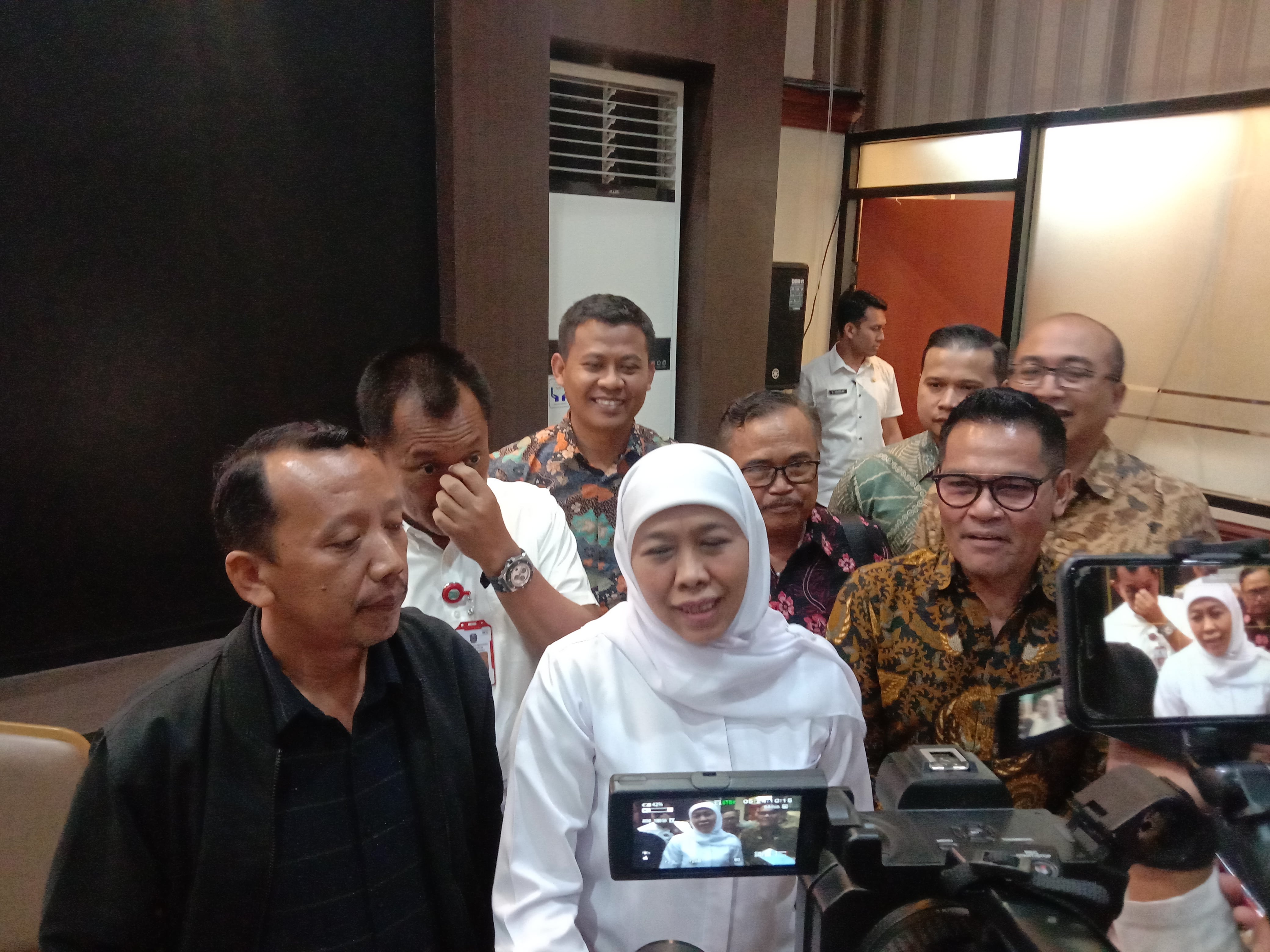 Gubernur Jatim Khofifah Indar Parawansa memberikan keterangan soal Penetapan UMK Kabupaten/Kota di Jatim Tahun 2020. (Foto: Faiq/ngopibareng.id)
