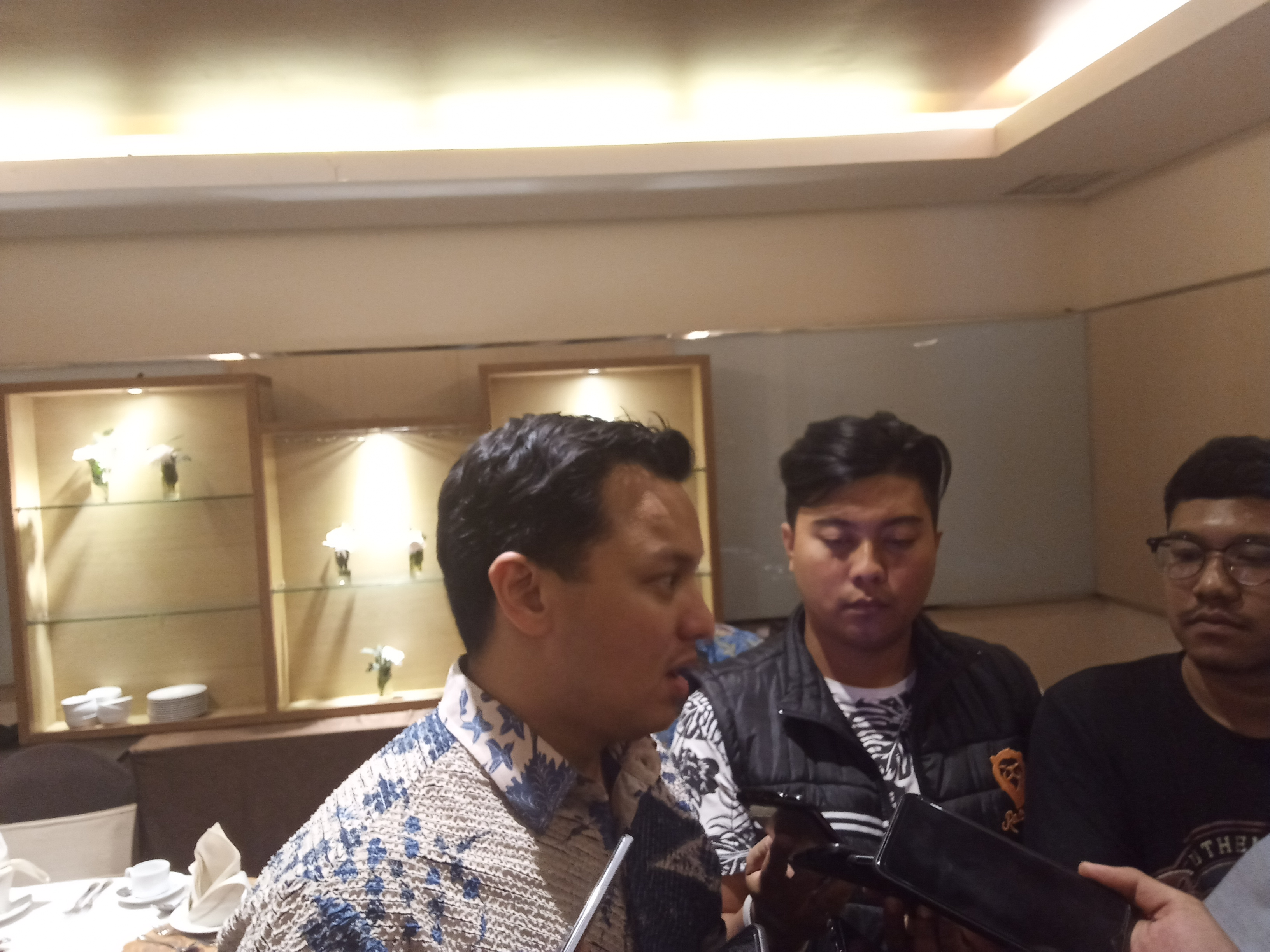 Anggota Komisi VII, DPR RI, Moreno Soeprapto ketika diwawancarai usai mengisi acara sosialisasi Bank Sampah di Hotel Atria, Kota Malang (Theo/ngopibareng.id)