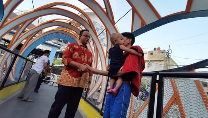 Gubernur DKI Jakarta Anies Basweda meninjau Jembatan Ketupat di Petojo Utara, Jakarta. Jembatan Ketupat ini menghubungkan antarkampung di Petojo Utara yang terpisah oleh Kali Krukut. (Foto: Twitter @aniesbaswedan)
