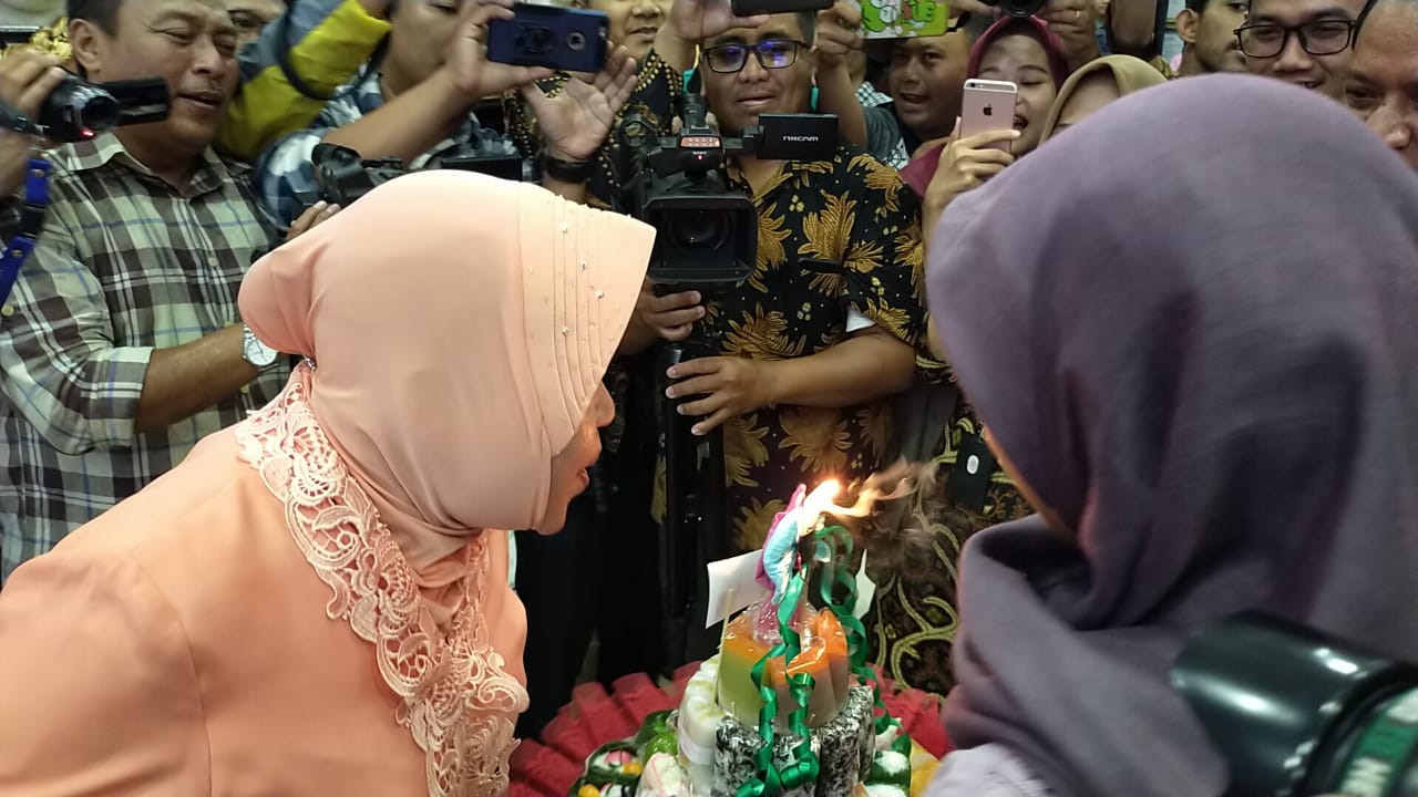 Tri Rismaharini saat meniup lilin di hari ulang tahunnya. (foto: istimewa)