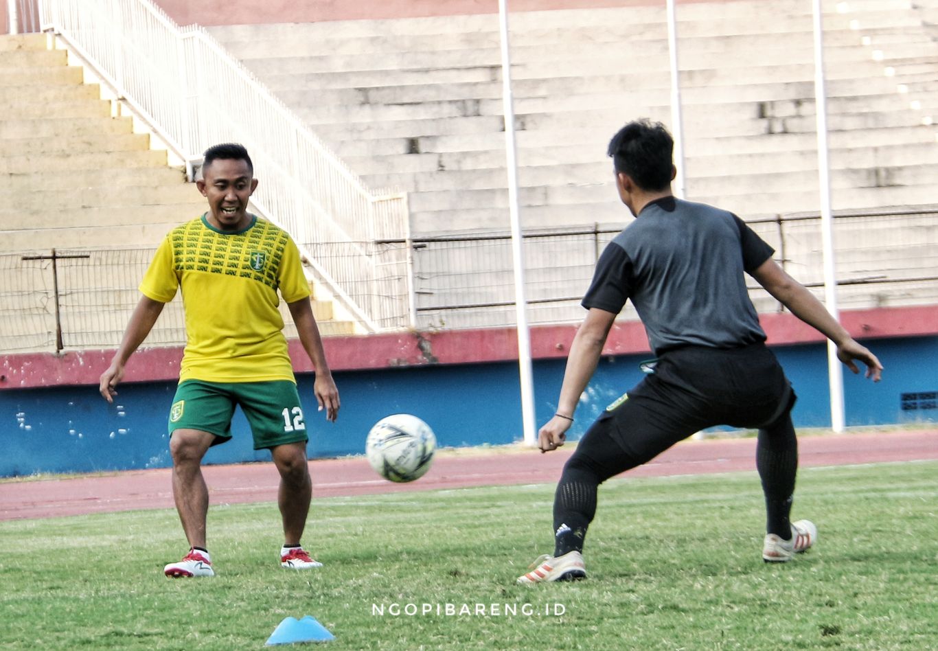 Wakil kapten Persebaya, Rendi Irwan saat menjalani latihan bersama rekan setimnya di Stadion Gelora Delta, Sidoarjo. (Foto: Haris/Ngopibareng.id)