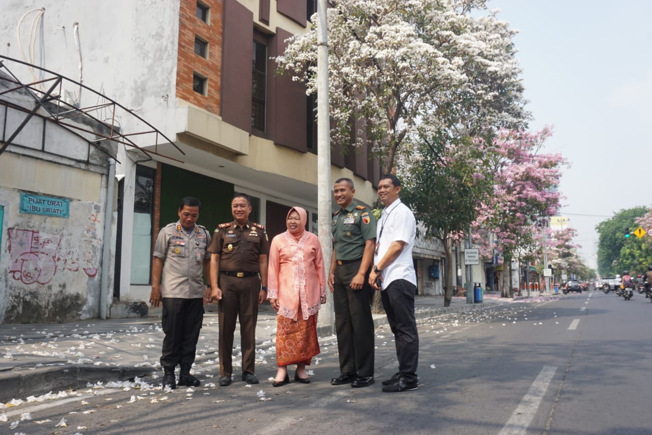 Wali Kota Surabaya Tri Rismaharini saat berfoto dengan para Forpimda Surabaya. (foto: dok. Humas Pemkot)