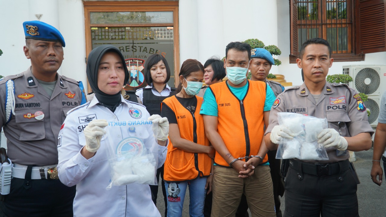 Konferensi Pers ungkap kasus narkoba di Mapolrestabes Surabaya, sore tadi. (Foto: Faiq/ngopibareng.id)
