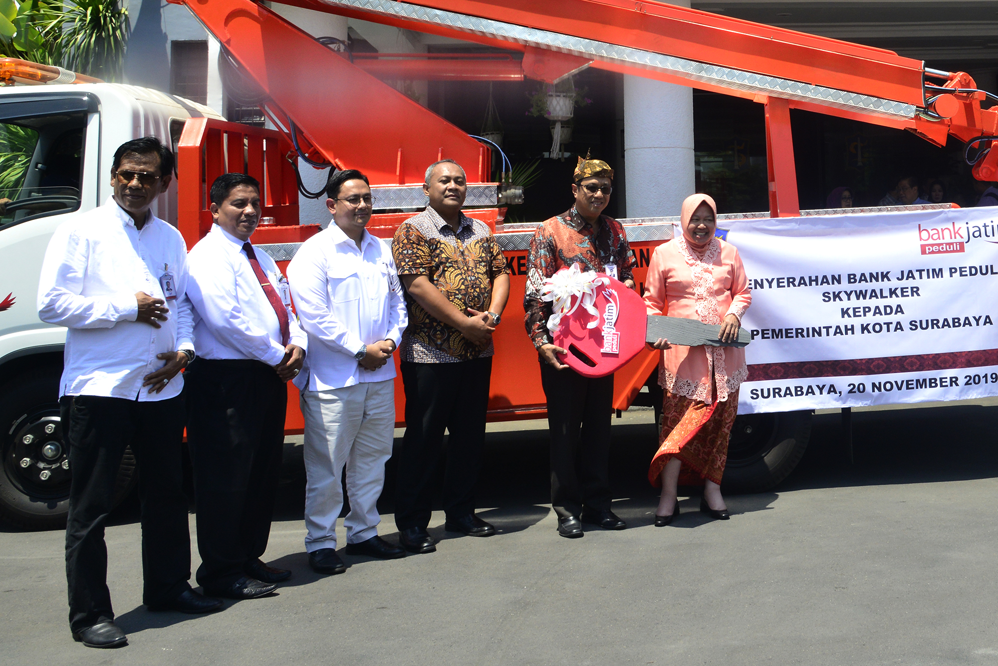 Wali Kota Surabaya Tri Rismaharini dan para petinggi Bank Jatim serta Skywalker yang dihibahkan ke Pemkot. (foto: istimewa)