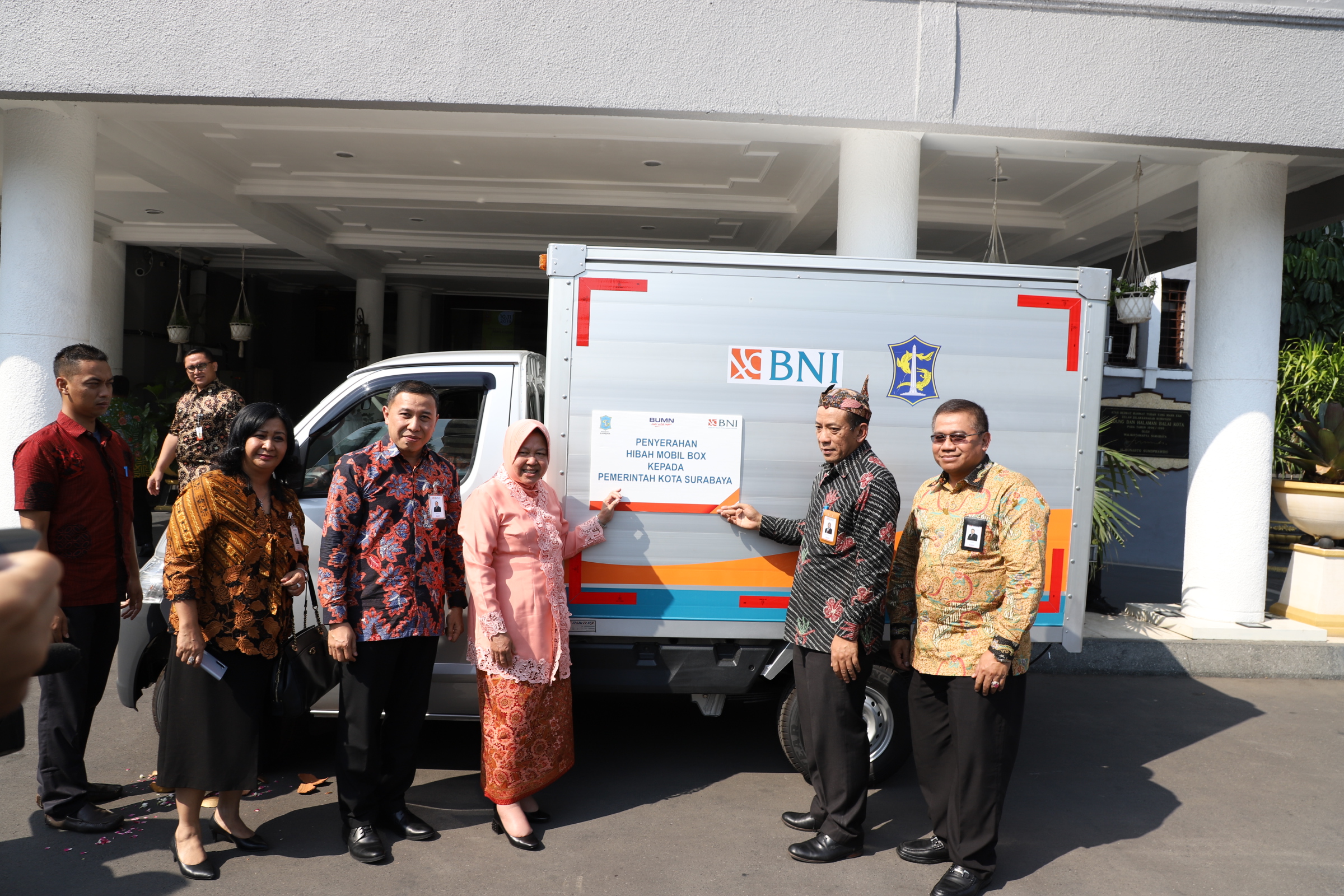 Tri Rismaharini saat menerima CSR mobil boks dari BNI 46 di Balai Kota Surabaya. (foto: istimewa)