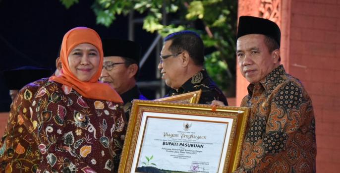 Gubernur Jatim memberikan penghargaan daerah peduli pangan Jatim yang diterima Wakil Bupati KH Mujib Imron. (Foto: Dok Humas)