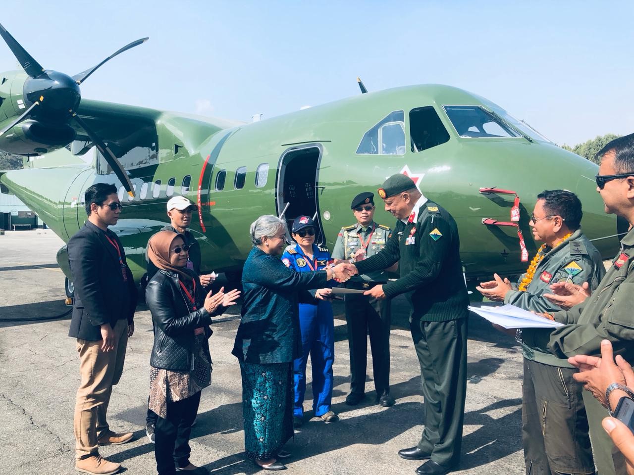 Dubes RI di Dhaka, yang wilayah akreditasinya juga merangkap Nepal, mewakili Pemerintah RI Rina P Soemarno kepada pihak Angkatan Darat Nepal diwakili oleh Brigjen Kumar Rayamajhi, Chief of Army Aviation. (Foto: Kemlu).
