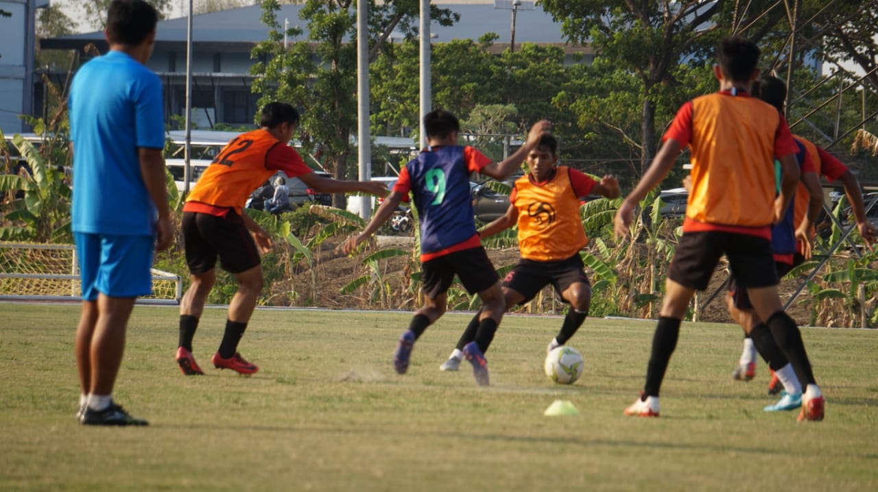 Latihan tim sepak bola jatim, di Lapangan Unesa. (Foto: Haris/ngopibareng.id)