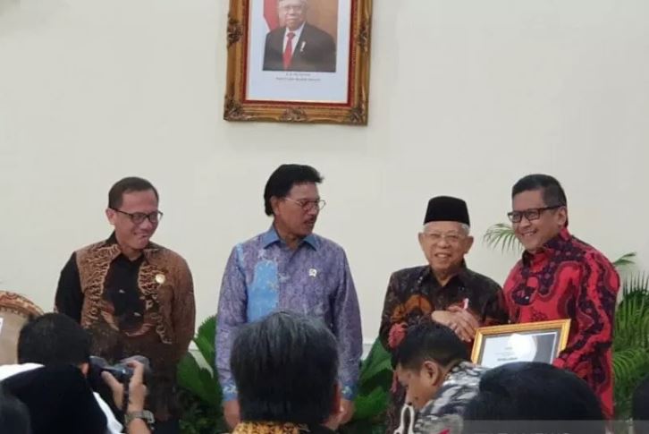 Sekjen PDI Perjuangan Hasto Kristiyanto (kanan) menerima penghargaan kategori partai informatif dari Wakil Presiden Ma'ruf Amin, Kamis, 21 November 2019. (Foto: istimewa)