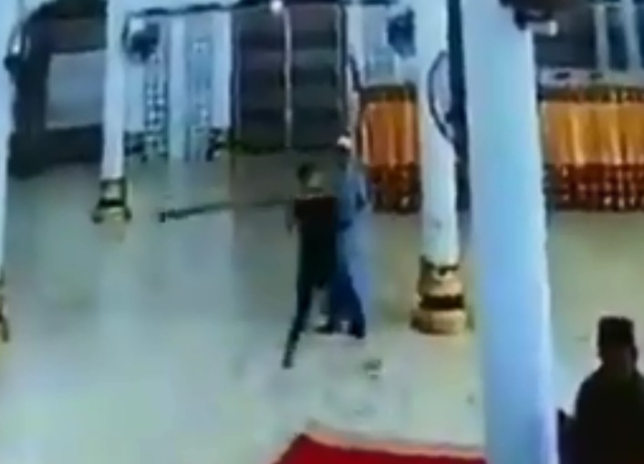 Tangkapan video seorang laki-laki sedang memukul lampu hias masjid. (Foto: Istimewa)