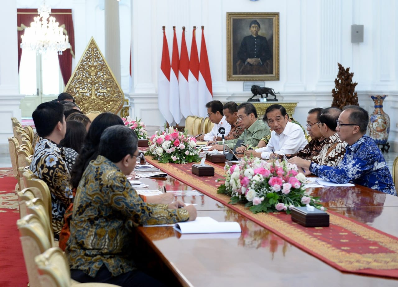 Presiden Joko Widodo saat menerima keluhan pebisnis tekstil di Istana Merdeka, Kamis 21 November 2019. ( foto: Setpres)