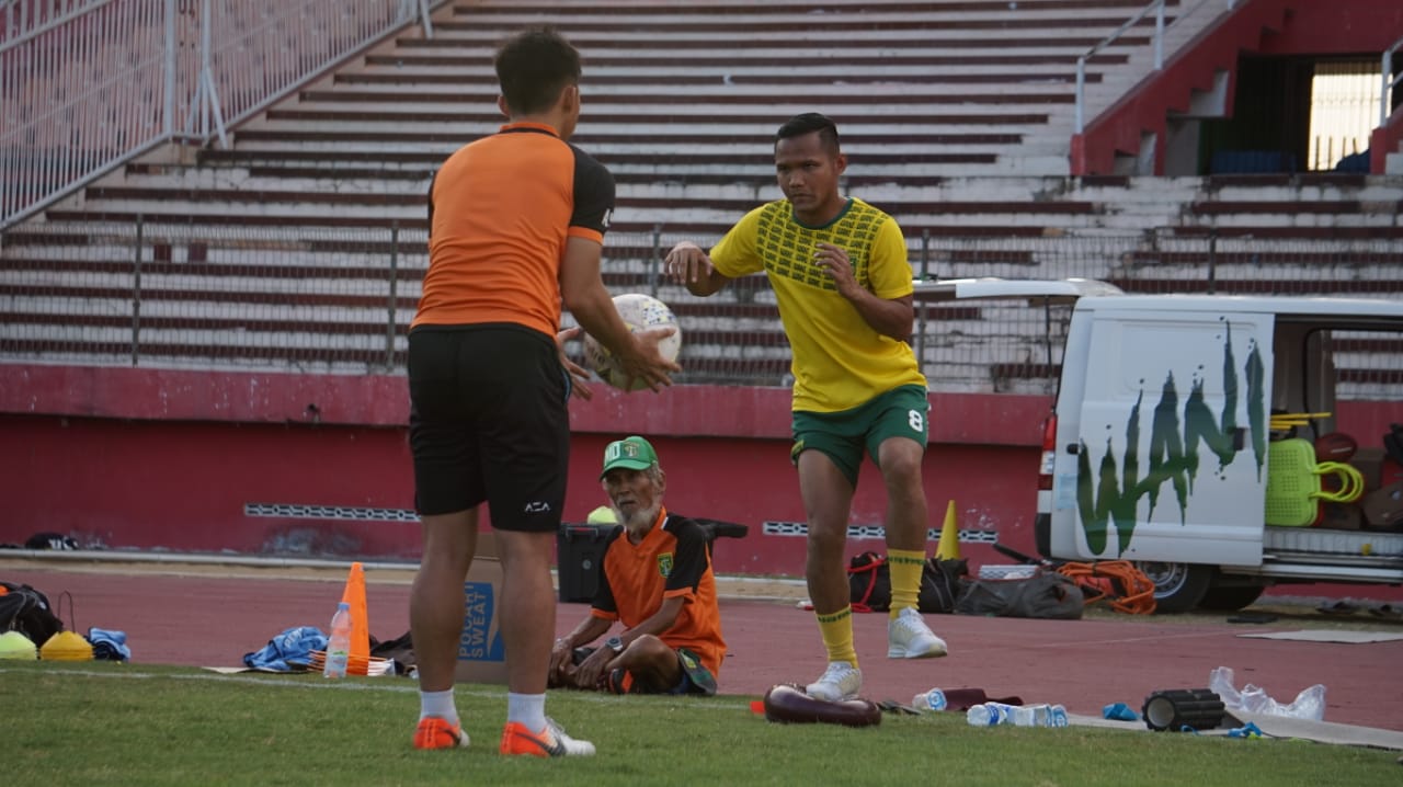 Pemain Persebaya Oktafianus Fernando (Ofan) saat menjalani latihan terpisah, akibat nyeri pada kaki. (Foto: Haris/Ngopibareng.id)