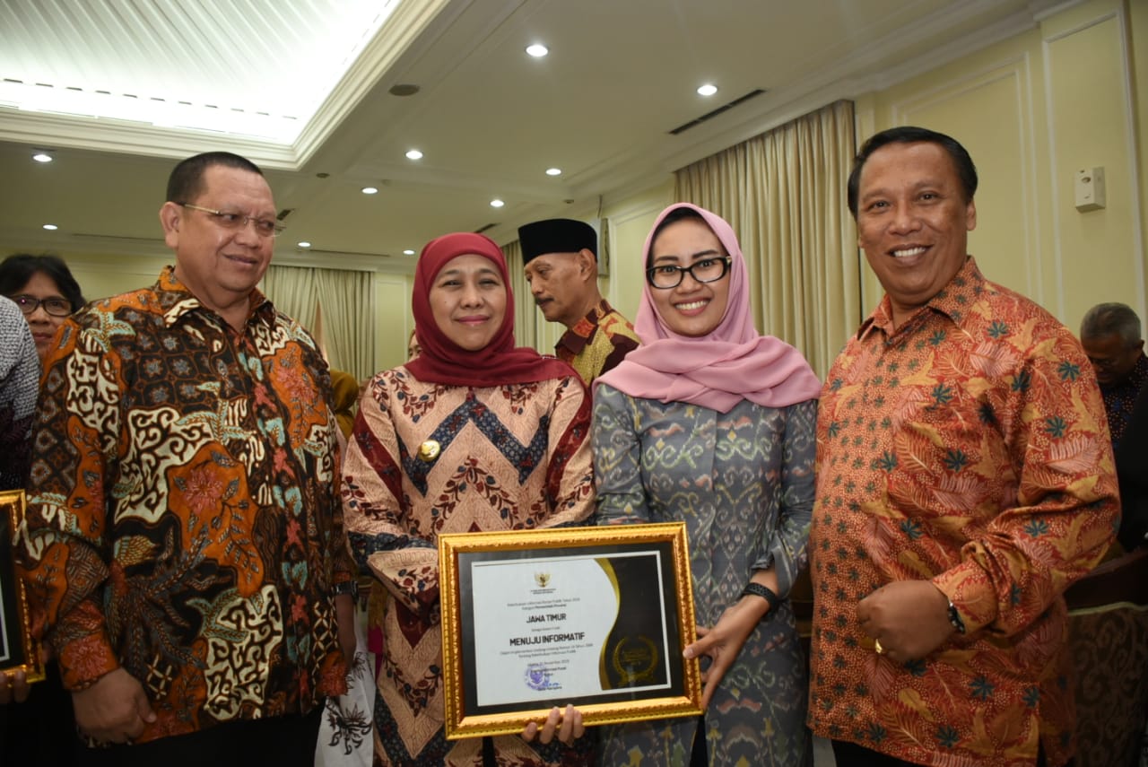Gubernur Jatim Khofifah Indar Parawansa dengan penghargaan yang diterimanya. ( foto: istimewa)