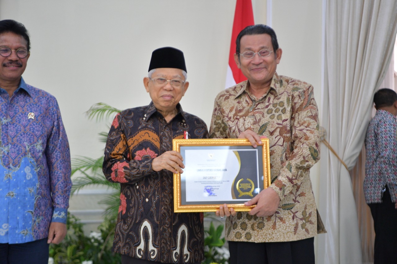 Rektor UB, Nuhfil Hanani saat menerima penghargaan Badan Publik Terinformatif yang diserahkan langsung oleh Wakil Presiden, KH Ma'ruf Amin (Foto: istimewa)
