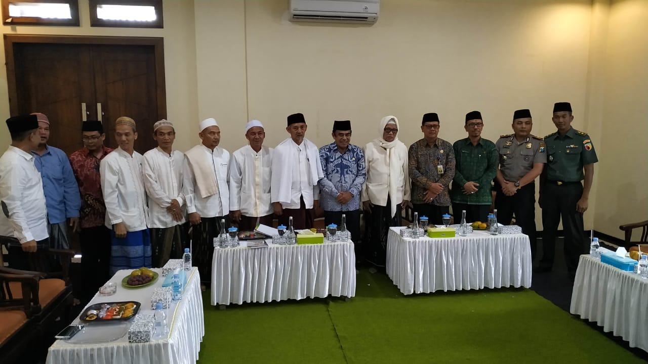 Menteri Agama Fachrul Razi bersama para masyayikh Pesantren Lirboyo Kediri. (Foto: Fendy/ngopibareng.id)