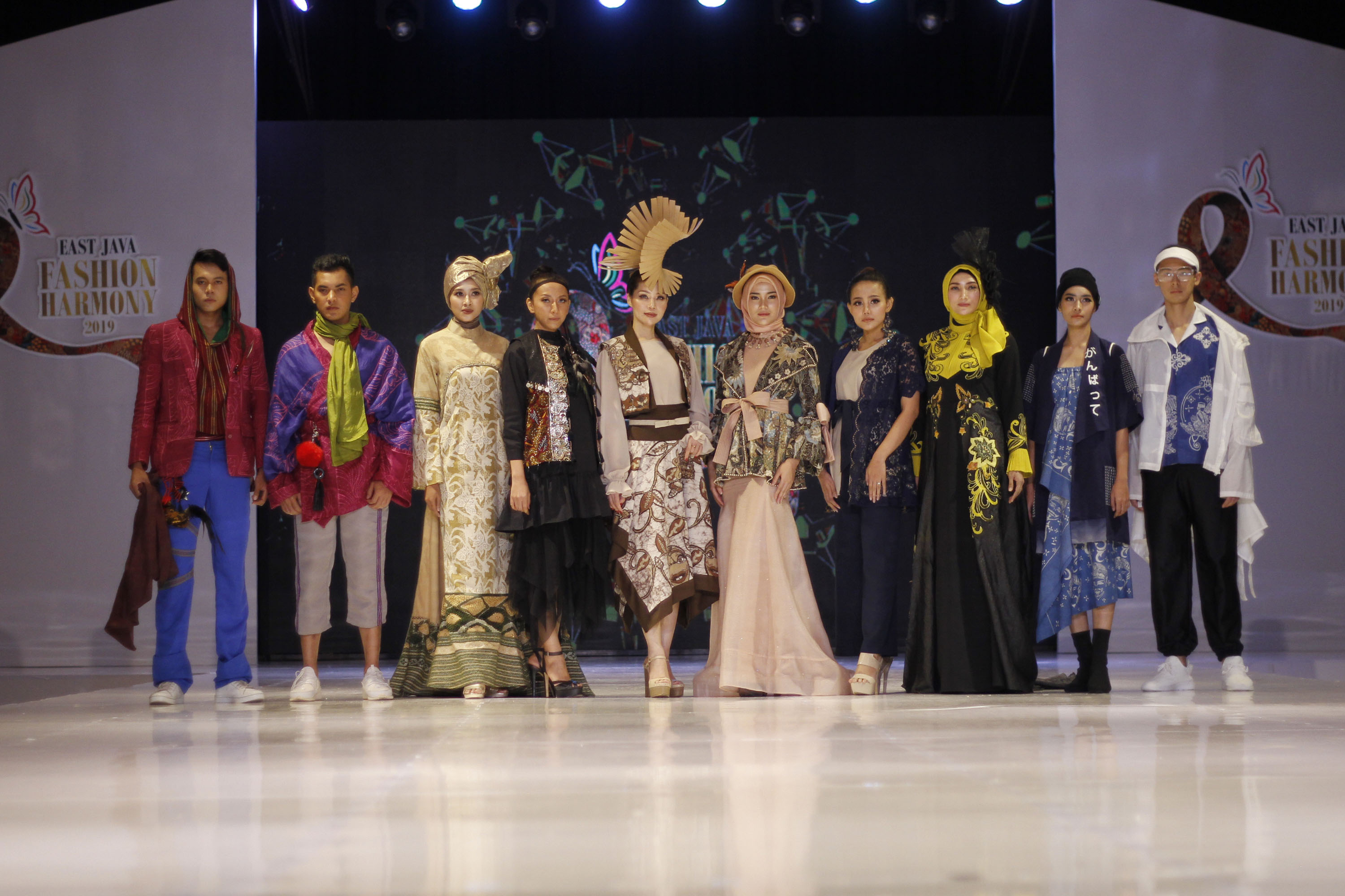 Para model menggunakan batik dengan model yang beragam dalam acara East Java Fashion Harmony 2019 di Shangri-La Hotel, Surabaya, Kamis 21 November 2019. (Foto: Fariz/ngopibareng.id)