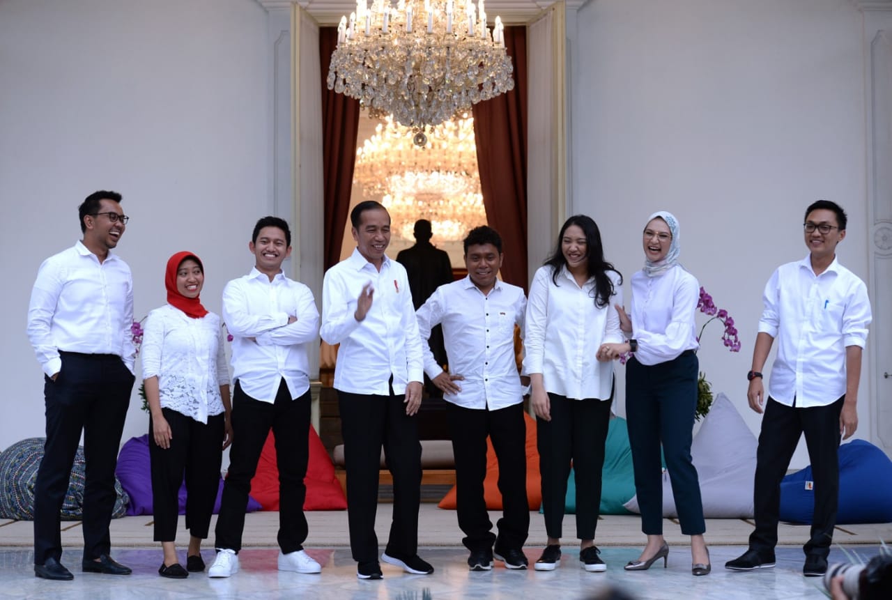 Ini tujuh milenial yang menjadi staf baru Presiden Jokowi, sebagian besar lulusan luar negeri. (Foto: Setpres)
