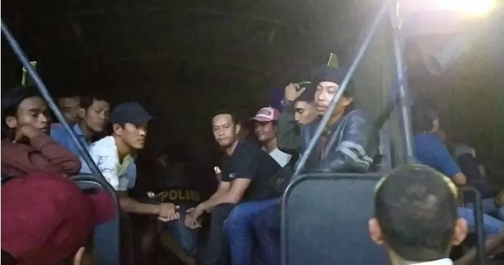 Polda Jatim mengamankan 80 orang yang diduga pelaku perjudian di dua lokasi di Surabaya. (Foto: Antara)