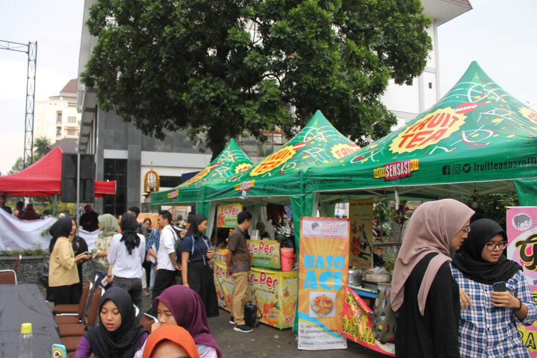 Sejumlah stand makanan pada acara Brawijaya Culture and Food Festival di FIA UB (Foto: Istimewa)