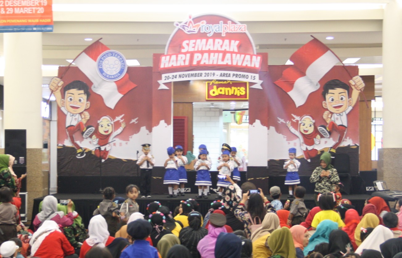 Penampilan anak-anak Paud yang tergabung dalam PPT Surabaya dalam acara Semarak Hari Pahlawan di Royal Plaza Surabaya. (Foto: Pita/Ngopibareng.id)