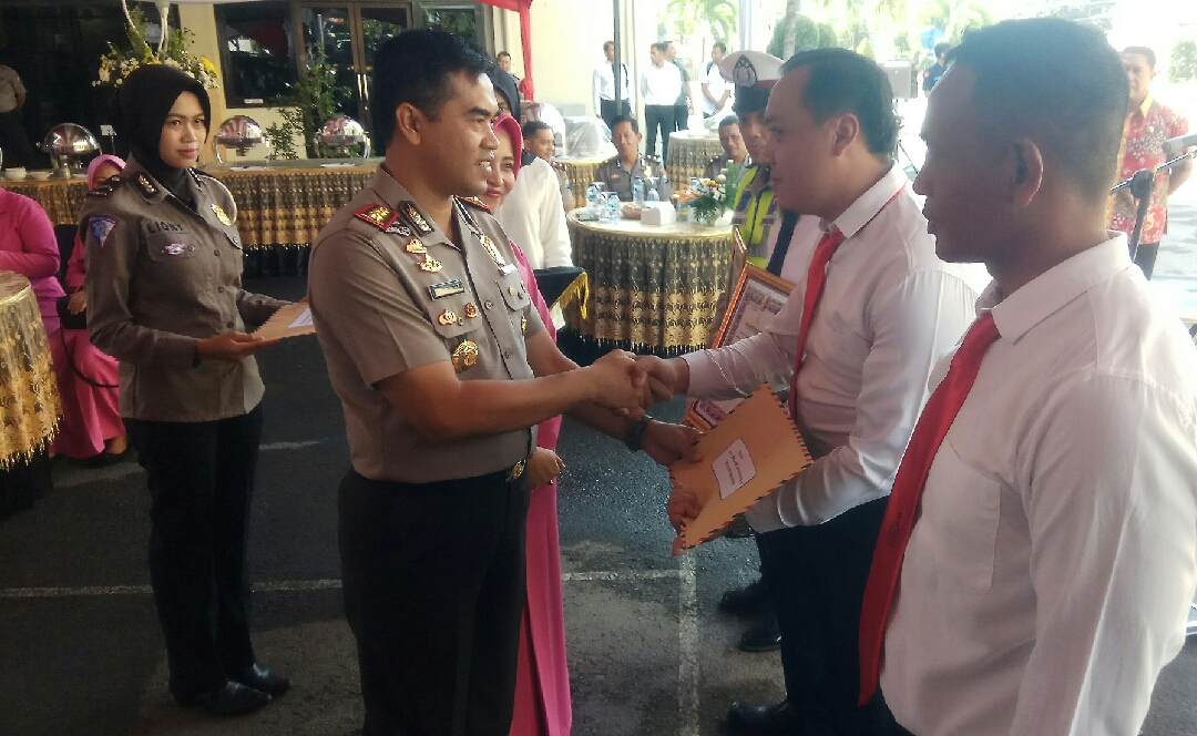 Kapolres Banyuwangi AKBP Taufik Herdiansyah Zeinardi menyerahkan reward kepada dua anggota Satuan Polairud