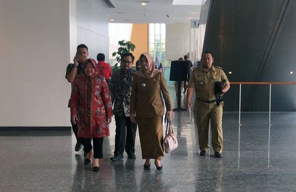 Wali Kota Surabaya Tri Rismaharini tiba di Grand City untuk hadiri acara penyerahan DIPA. Namun sayangnya kehadirannya disaat acara sudah berakhir. (Foto: Istimewa)