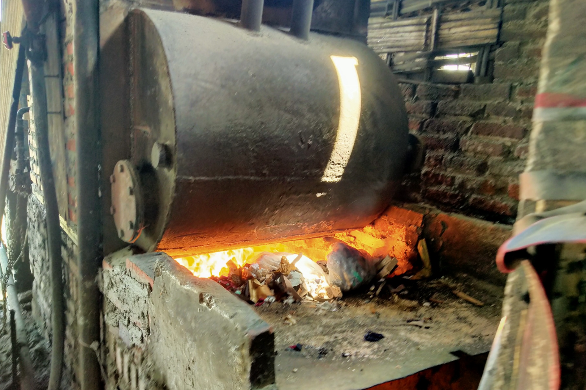 Boiler pemanas yang digunakan pengusaha industri tahu dalam proses produksi di Desa Tropodo, Krian, Sidoarjo, Jumat 22 November 2019. (Foto: Fariz/ngopibareng.id)