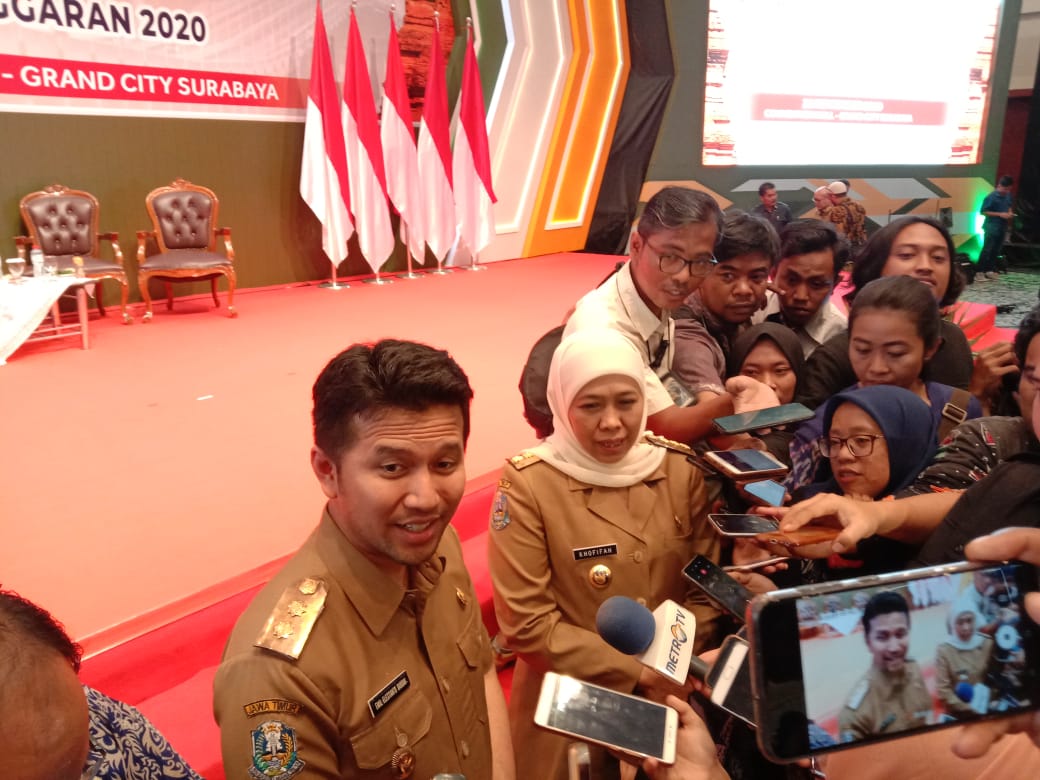 Gubernur dan wakil gubernur Jatim usai menyerahkan DIPA Tahun 2020 di Grand City, Surabaya, Jumat, 22 November 2019. (Foto: faiq/ngopibareng.id)