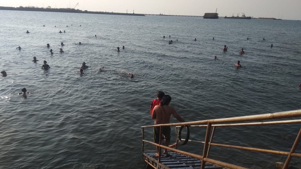 FASILITAS warga berendam di laut di kawasan Pelabuhan Perikanan Mayangan (PPM), Kota Probolinggo terancam ditutup. (Foto: Ikhsan/ngopibareng.id)