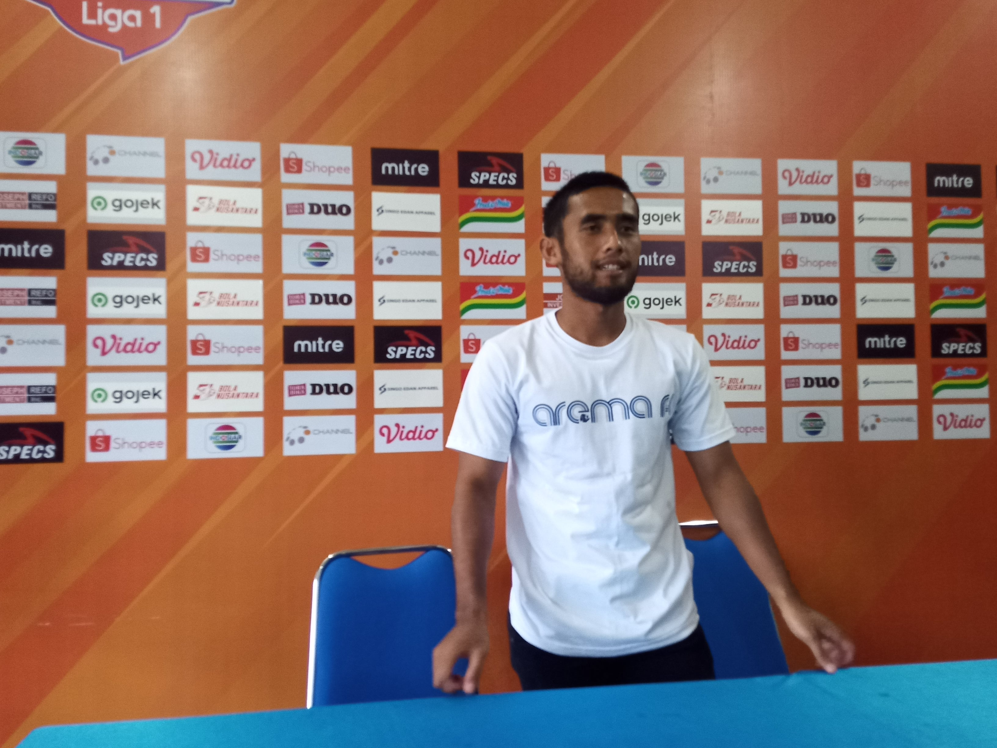 Pemain Arema FC, Agil Munawwar saat sesi konferensi pers di Kantor Arema FC (Foto: Theo/ngopibareng.id)