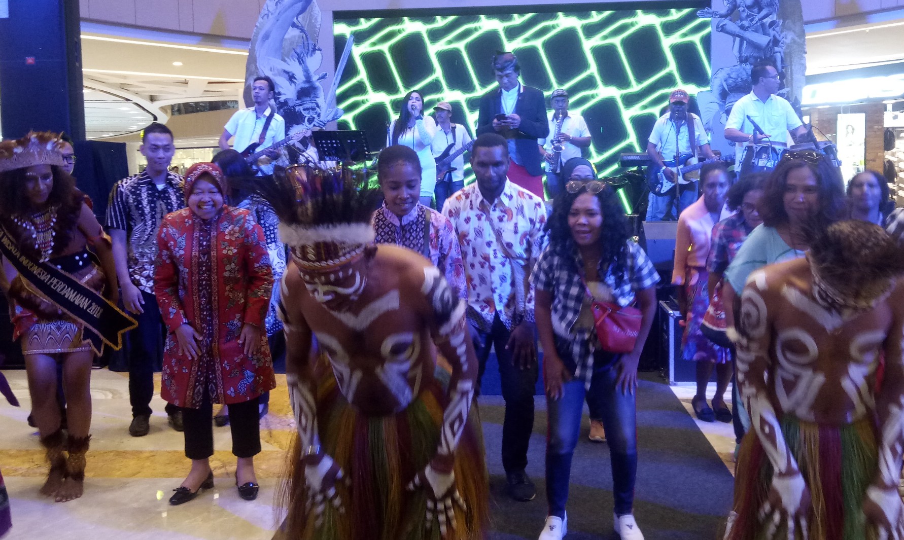 Wali Kota Surabaya Tri Rismaharini saat menari 'Sajojo' bersama masyarakat Papua di pembukaan Papua Festival, Jumat 22 November 2019. (Foto: Pita/ngopibareng.id)