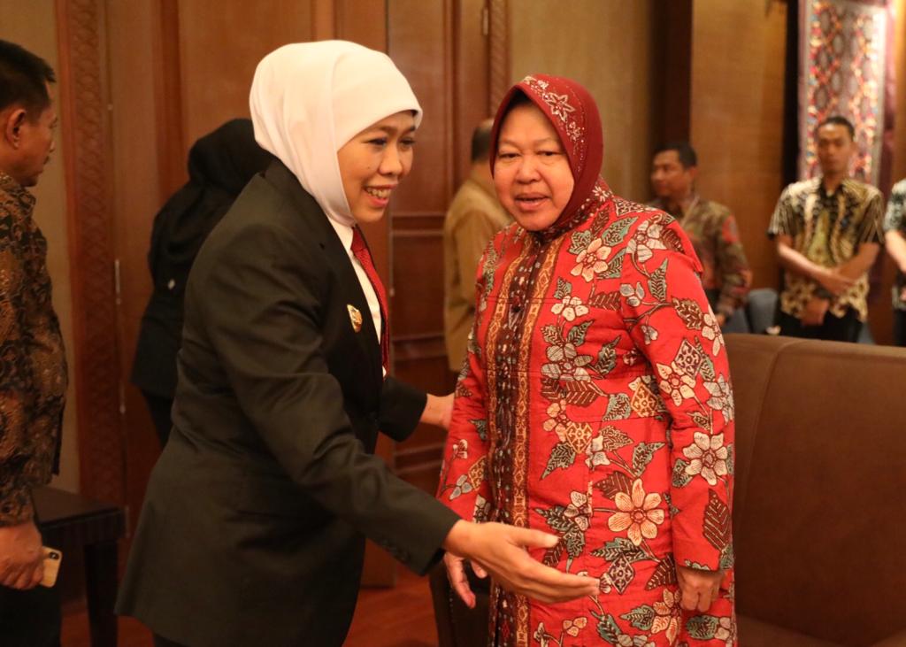 Gubernur Jawa Timur tetap tersenyum dan ramah seperti tampak dalam foto. Padahal, beberapa menit sebelumnya Khofifah  mengomentari perjanalan dinas ke luar negeri Risma. (Foto: istimewa) 