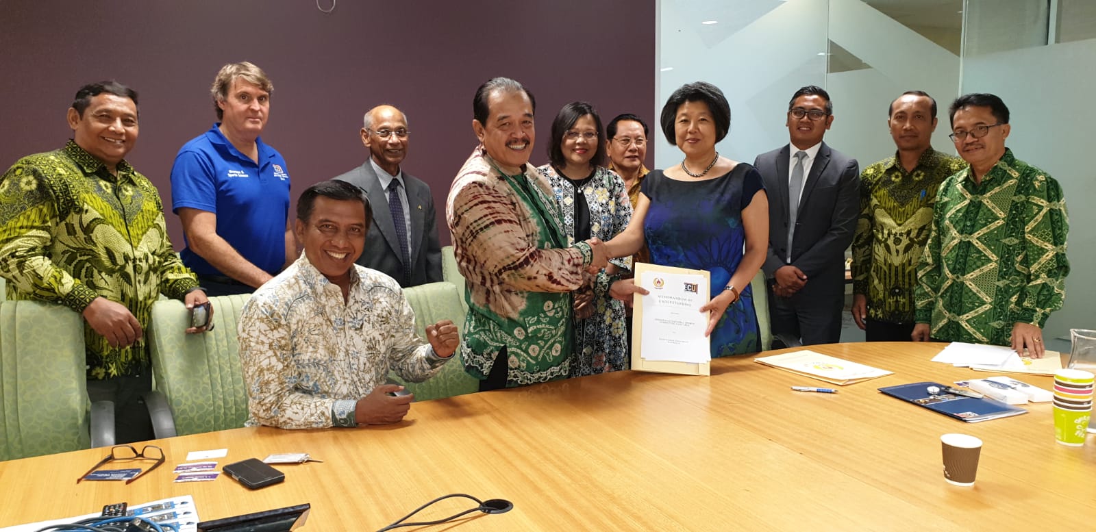 Ketua KONI Jatim, Erlangga Satriagung, menandatangani kesepakatan bersama Australia Barat untuk program pengembangan pembinaan olahraga. (Foto: Dok. KONI Jatim)