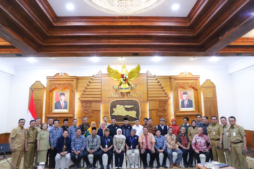 Gubernur Jatim Khofifah Indar Parawansa saat berfoto bersama dengan 8 perwakilan Universitas di Jatim. (Foto: Ist)