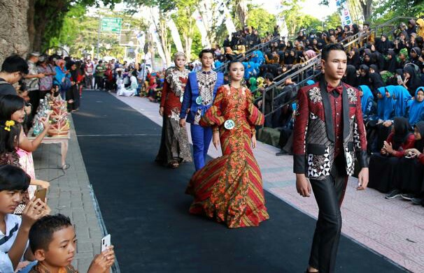 Para model berlenggak-lenggok di area pedestrian Taman Blambangan, yang telah disulap menjadi catwalk. (Foto: Istimewa)