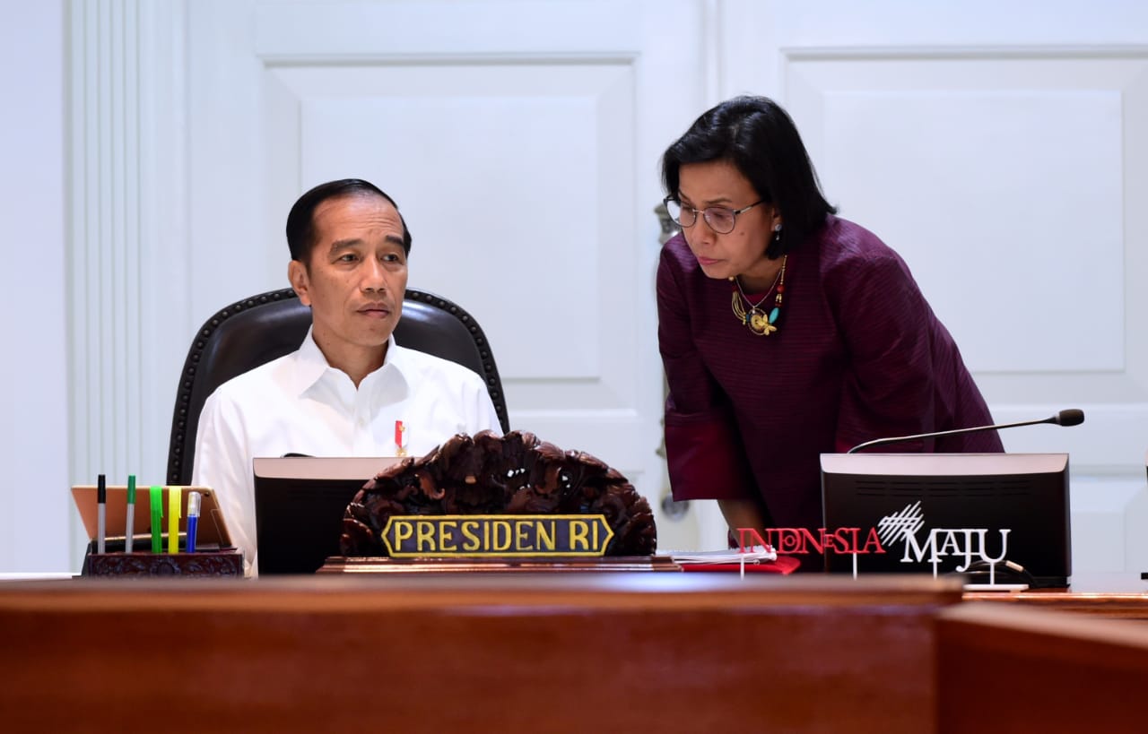 Suasana dalam rapat kabinet terbatas membahas masalah perpajakan. Mentri Keuangan menjelaskan sesuatu kepada Presiden Jokowi. (Foto: Setpres)