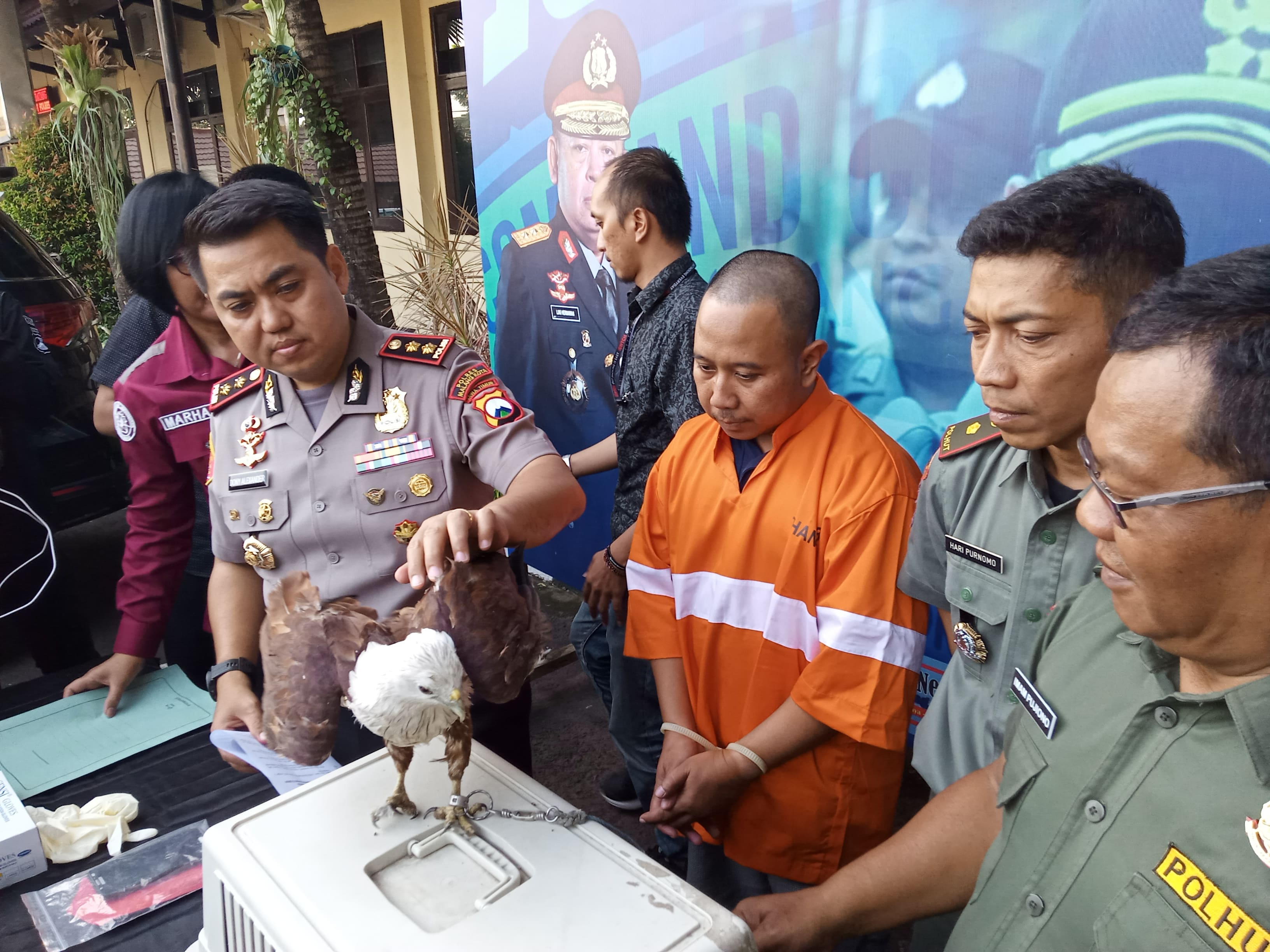 Tersangka Nur Rochmat beserta barang bukti saat rilis kasus di halaman Mapolresta Malang. (Foto: Theo/ngopibareng.id)