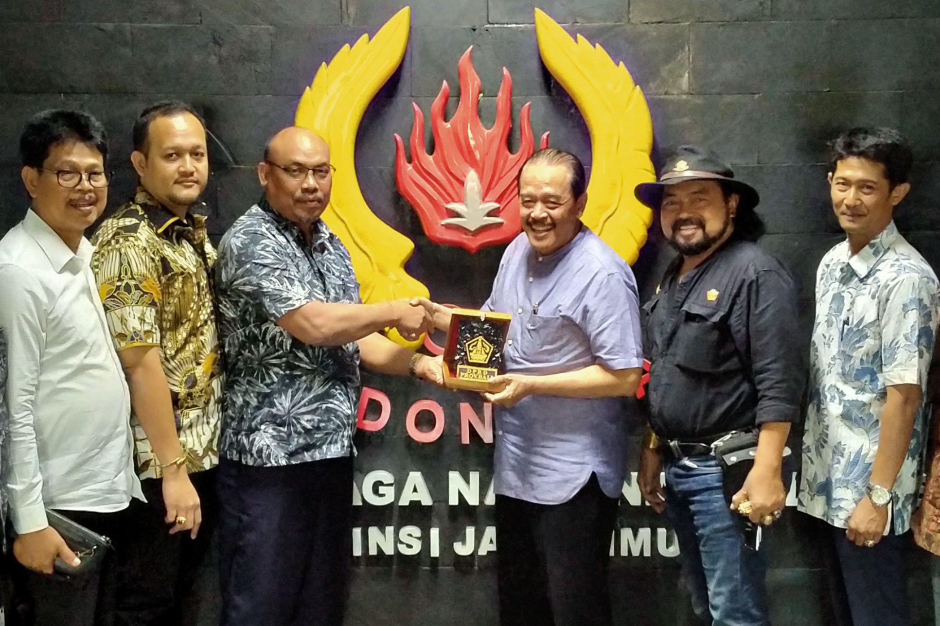 Ketua KONI Jatim menerima cinderamata dari anggota Komisi IV DPRD Bali, Jumat 22 November 2019. (Foto: Fariz/Ngopibareng.id)