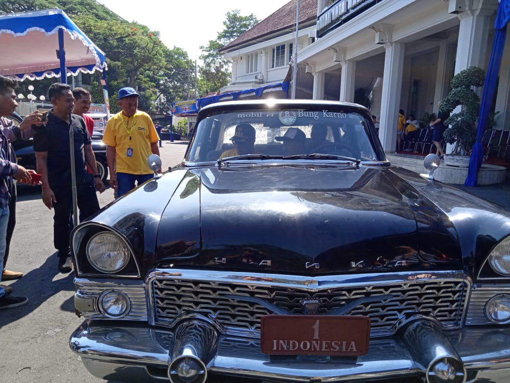 Salah satu mobil kuno merk Yanka, yang juga dipakai oleh Presiden Soekarno. (Foto: Theo/ngopibareng.id)