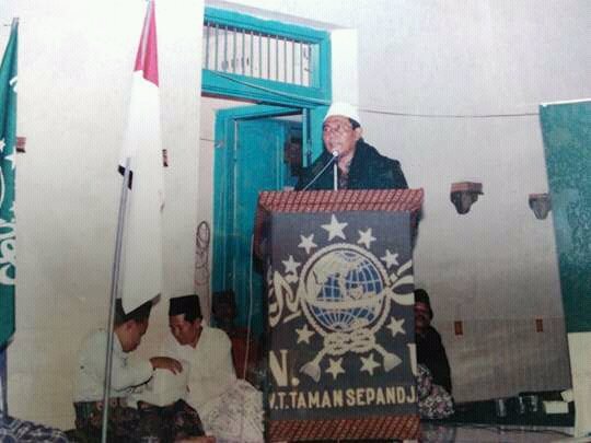 KH Imron Hamzah ketika berceramah di depan warga NU Sepanjang Sidoarjo. (Foto: Istimewa)