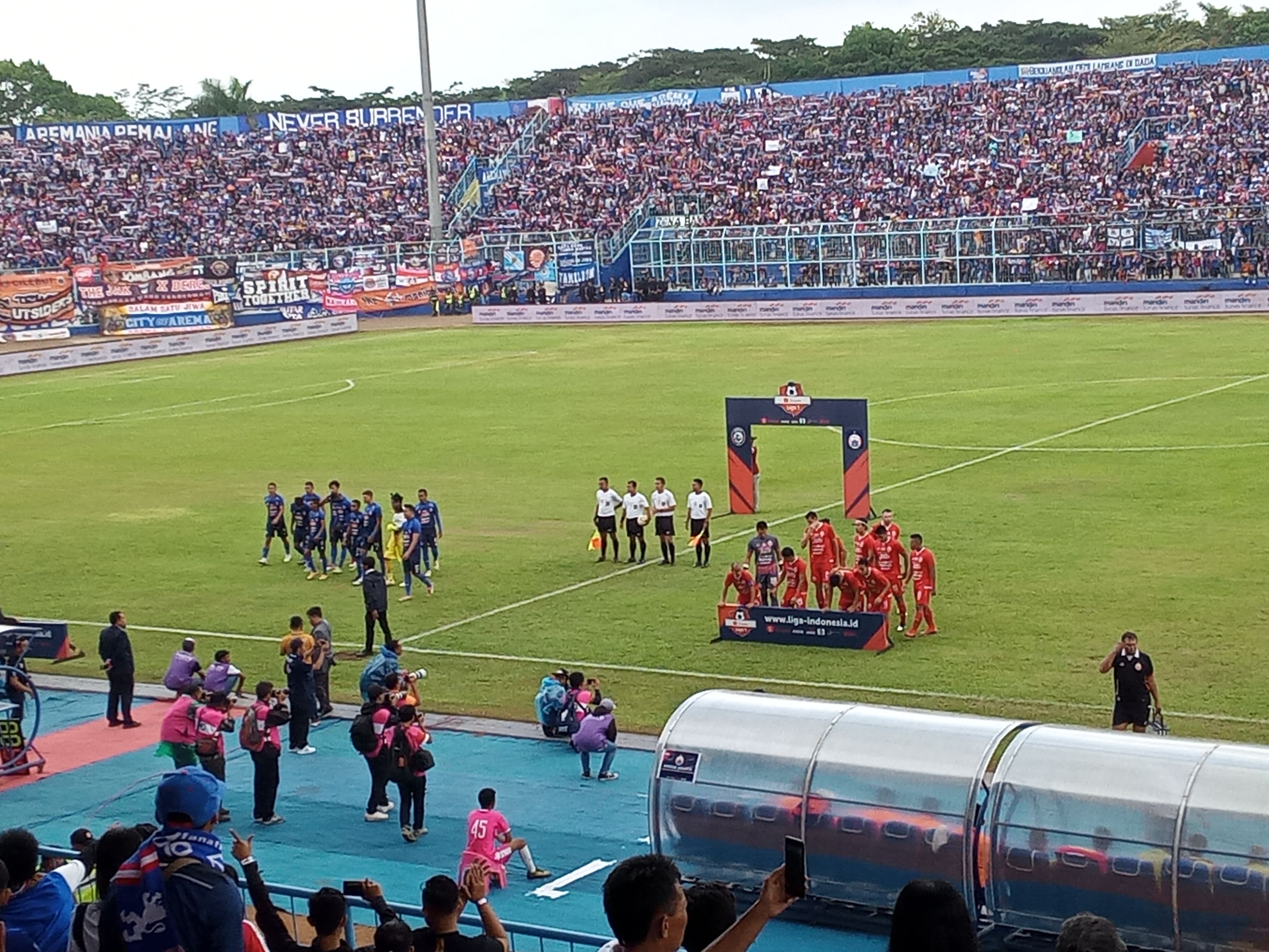 Laga Arema FC kontra Persija Jakarta di Stadion Kanjuruhan Malang (Theo/ngopibareng.id)
