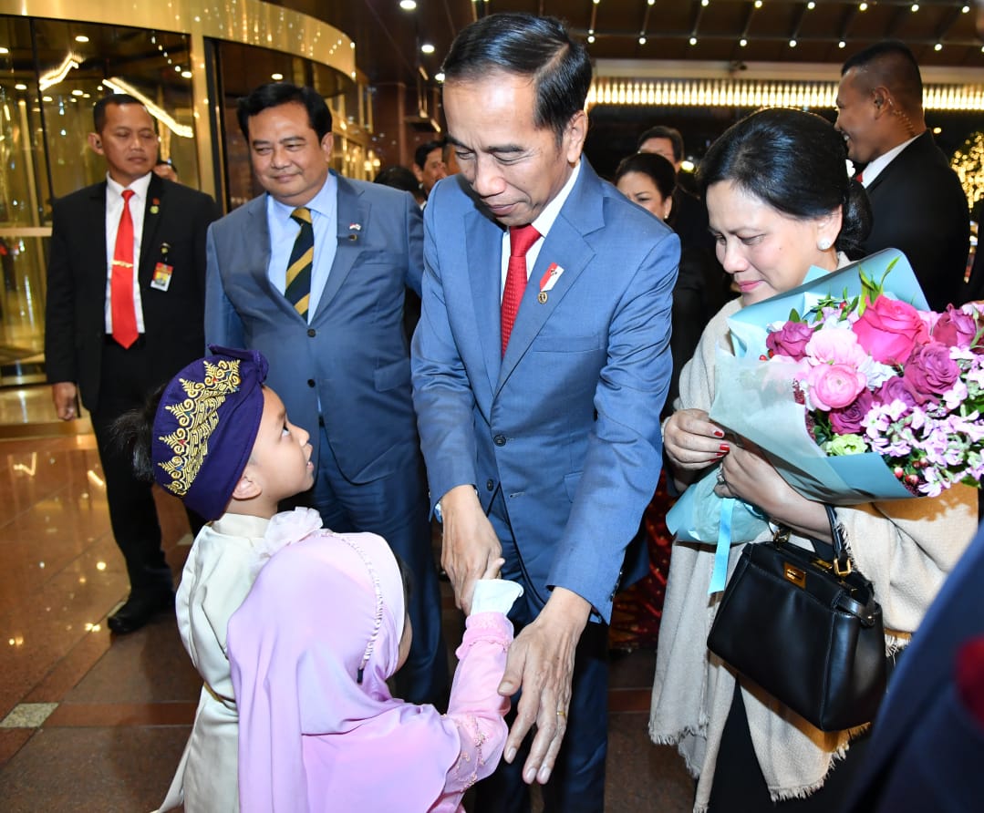 Presiden Joko Widodo tiba di Busan Korea Selatan, disambut anak Indonesia dengan bunga sebagai ucapan selamat datang. ( foto: Setpres)