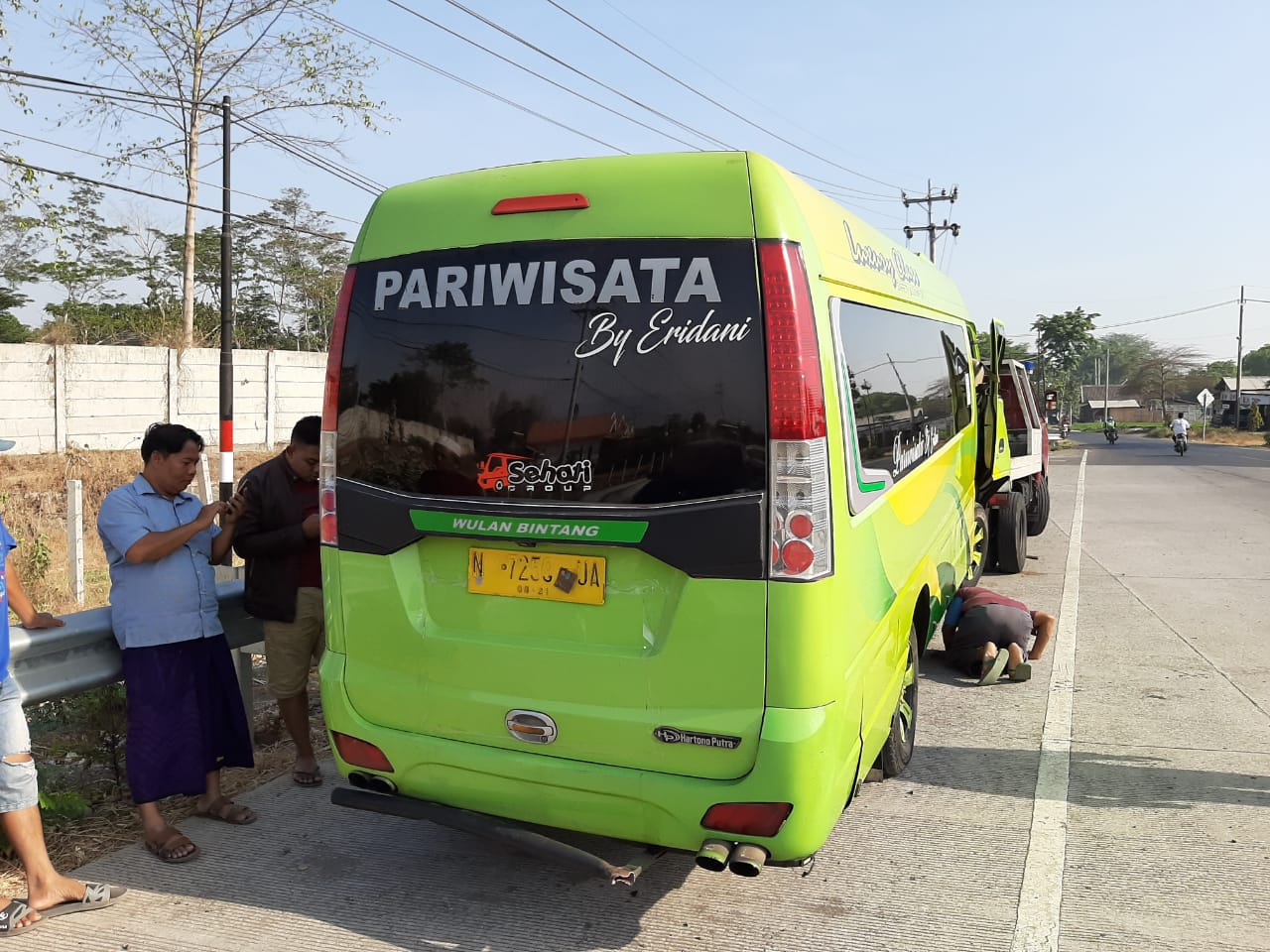 Minibus yang mengalami kecelakaan di Tol Paspro di Desa Wringinanom, Kecamatan Tongas, Kabupaten Probolinggo. (Foto: Ikhsan/ngopibareng.id)