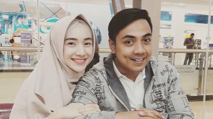 Ustadz Riza Muhammad dan istri, Indri Giana. (Foto: Instagram)