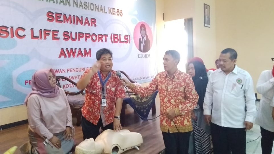 Petugas 118 RSUD Dr Soetomo Surabaya, Edy Sulamsono, saat mencontohkan bagaimana menolong orang yang berhenti bernafas. (Foto: Istimewa)
