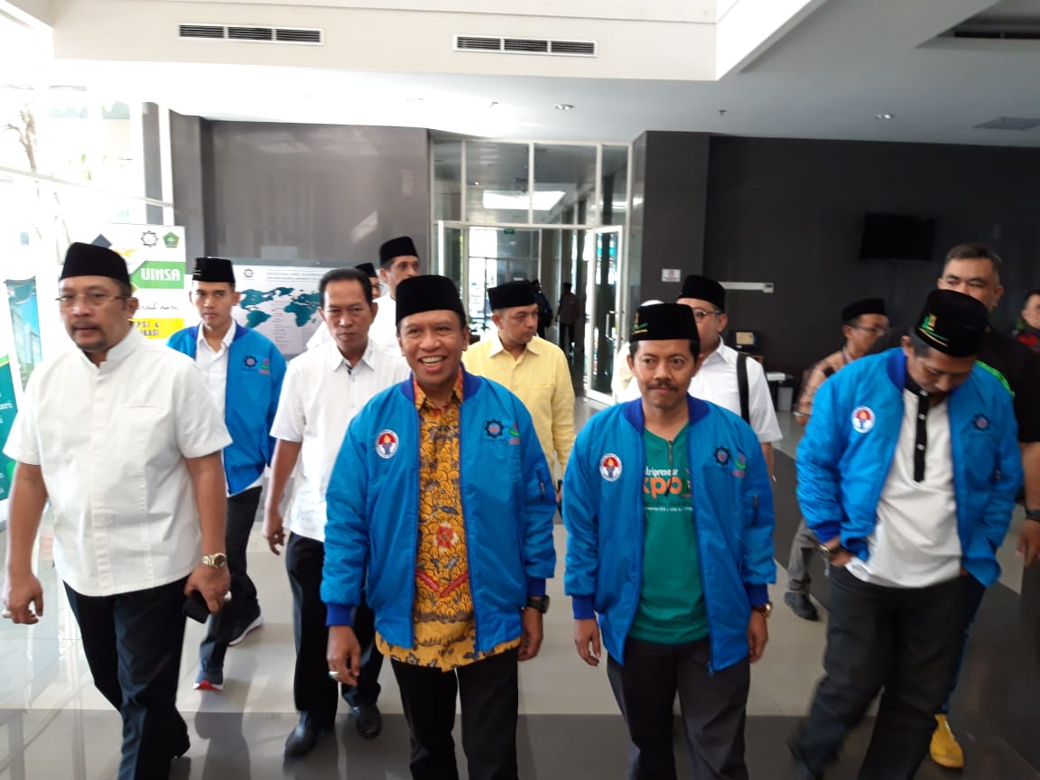 Menpora, Zainudin Amali saat berkunjung di acara Santriprenuer Expo yang digelar di halaman Universitas Islam Negeri Sunan Ampel (UINSA), Surabaya, Minggu 24 November 2019. (Foto: Haris/ngopibareng.id)